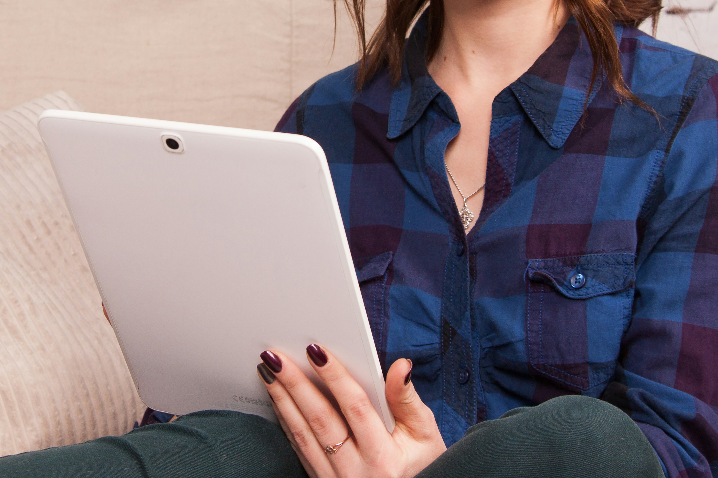 person on tablet - TrendTok Alternatives